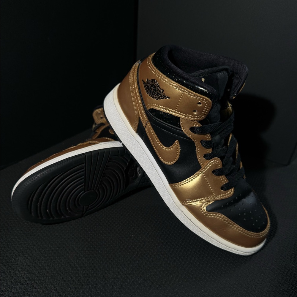 Nike Air Jordan 1 Mid SE Metallic Gold Black Kids Sneakers - Picture 2 of 7